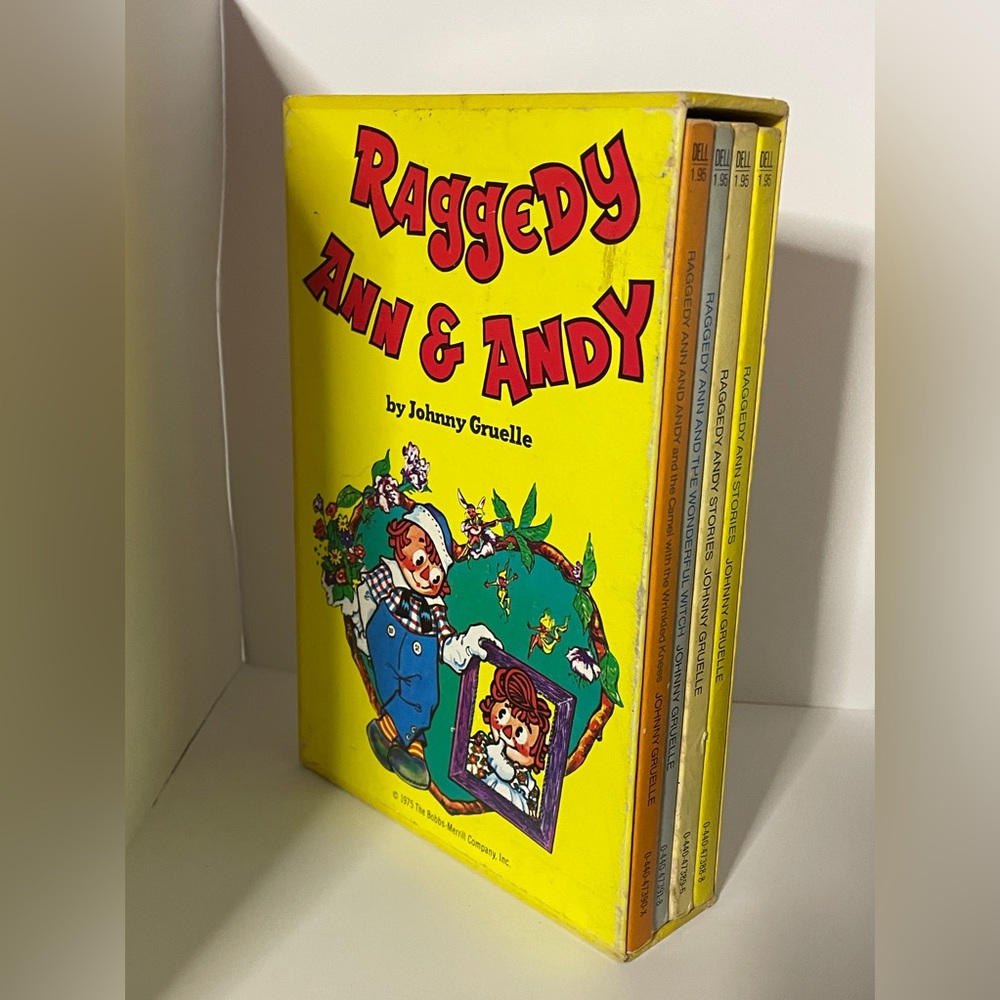 Vintage, Raggedy Ann and Andy Book set in excellent condition!
